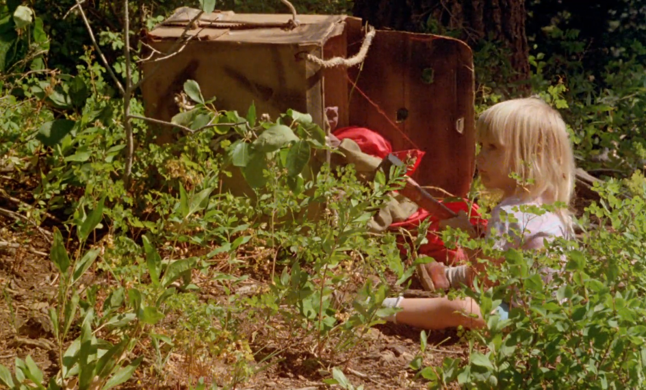 Imagen de una niña con un hacha de Don't go in the woods.