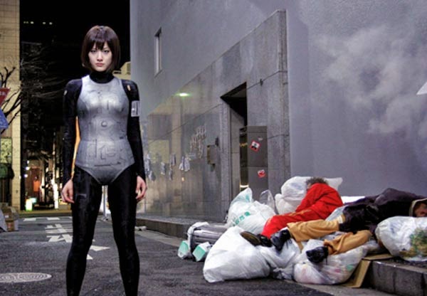 La forma de viajar en el tiempo recuerda mucho a "Terminator", pero con ropa... lástima :(