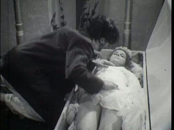 O Estranho Mundo de Zé do Caixão 02