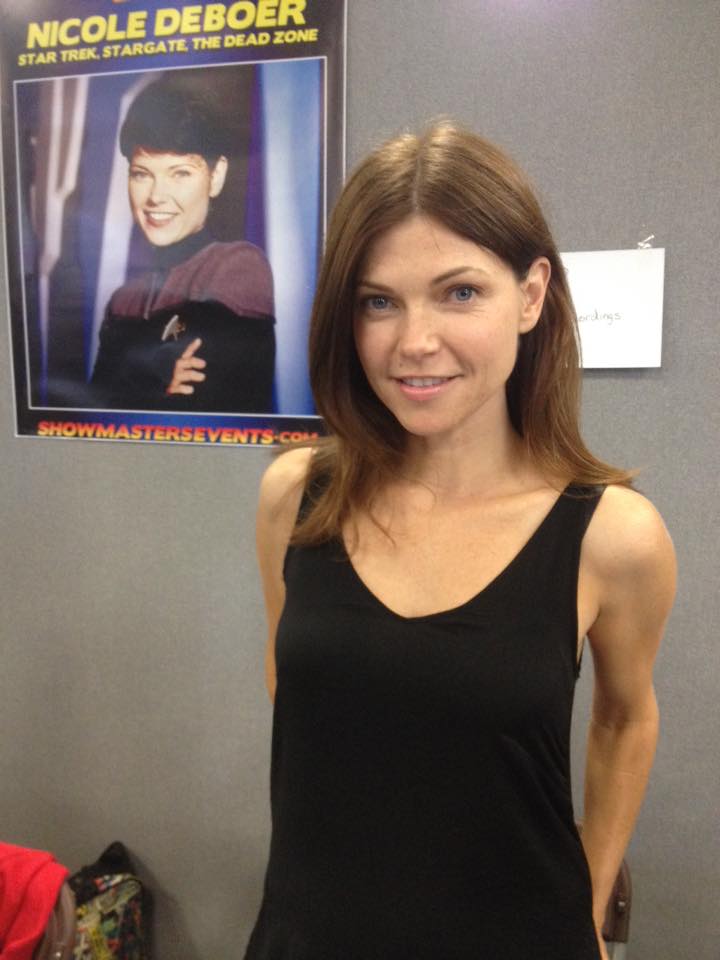 Fotografía de Nicole de Boer en una promo de Star Trek Espacio Profundo 9