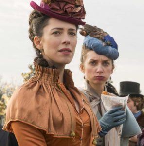 Fotograma de la película Holmes y Watson, de 2018, con Rebecca Hall y Lauren Lapkus