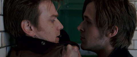 Imagen de Ewan McGregor y Ryan Goslin en la película Tránsito, de 2005