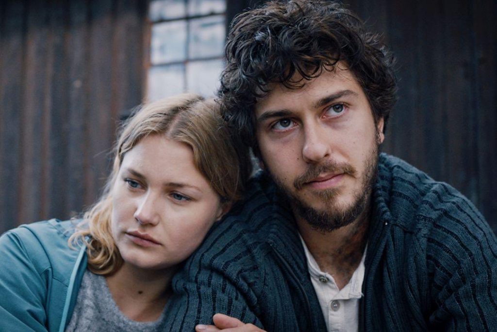 Imagen de Nat Wolff y Iben Akerlie protagonistas de la película Mortal